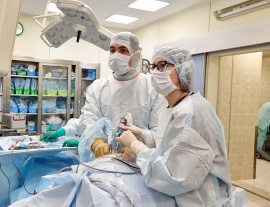 Впервые в России врачи Центральной клинической больницы Управления делами Президента РФ провели операцию по клипированию аневризмы базилярной артерии через нос. 